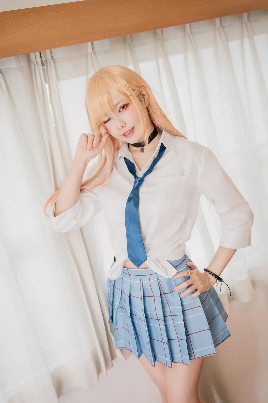 ElyEE子金色长发白衬衣蓝领带制服cosplay