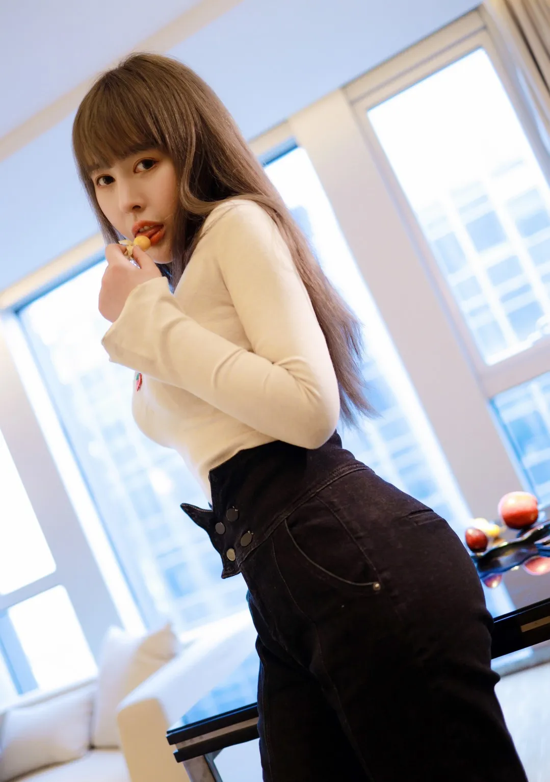 Evelyn艾莉棕色长发白色上衣黑色高腰裤台球室写真
