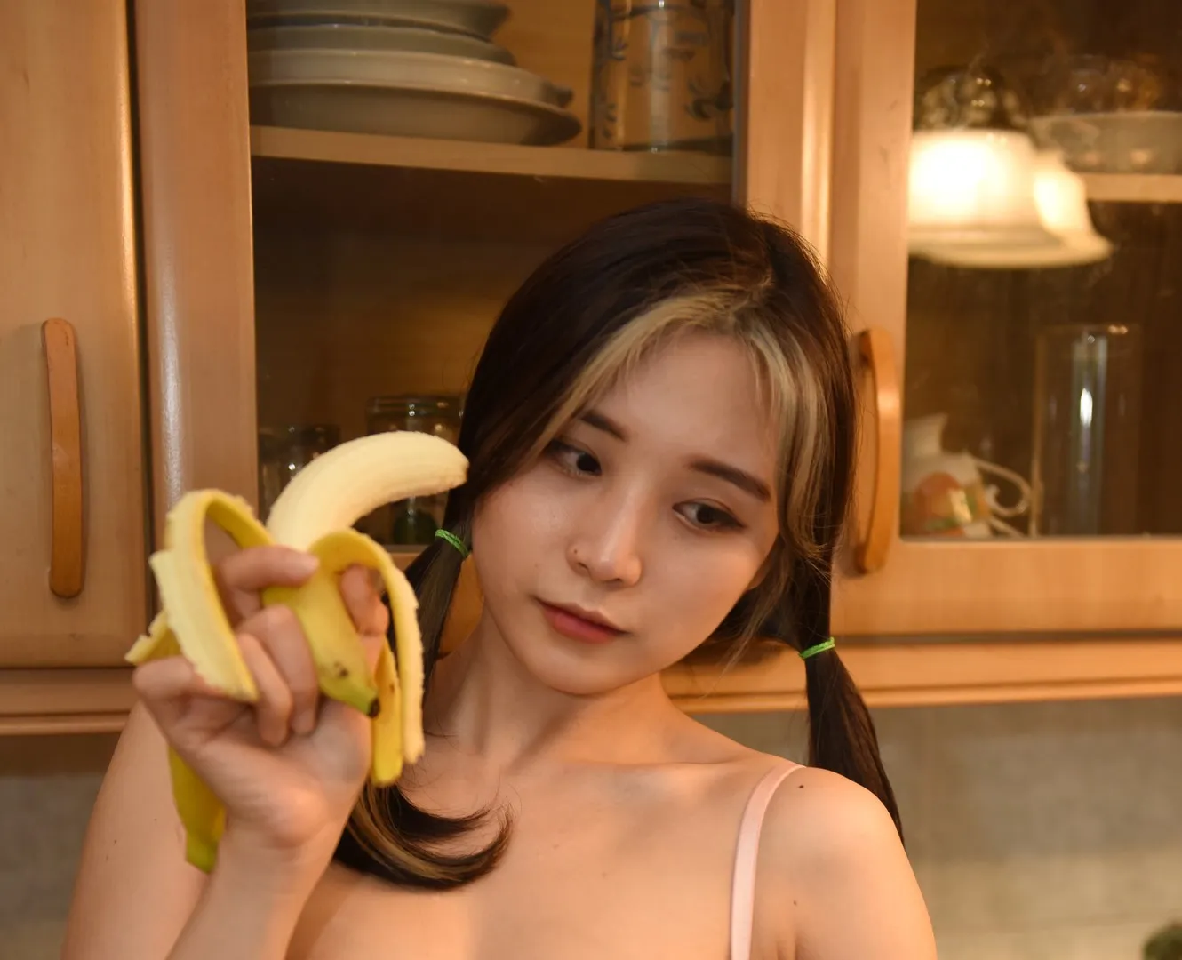 GGotBBang双马尾浅色挑染厨房香蕉道具写真