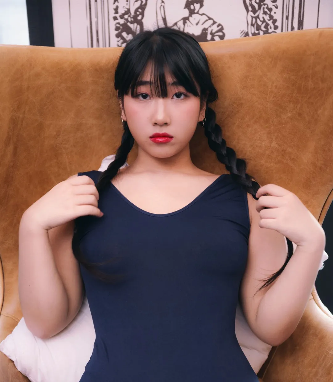 GguBbu黑发双辫深蓝无袖上衣棕色床头写真