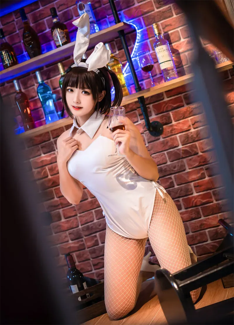 lovely呆玄白色兔女郎酒吧场景COS写真