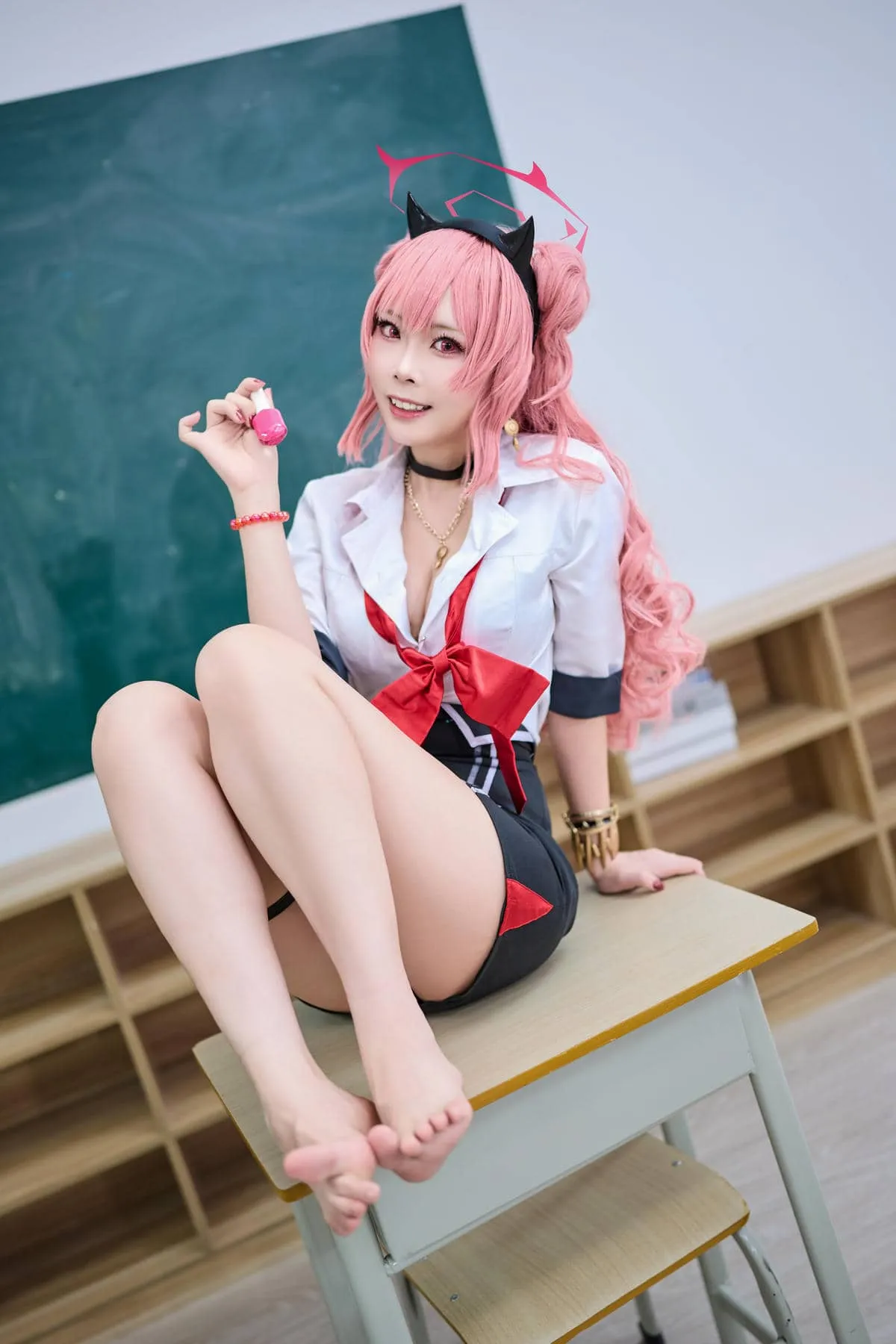 Maou Mo粉色长发黑色角形发饰校园课桌cosplay写真
