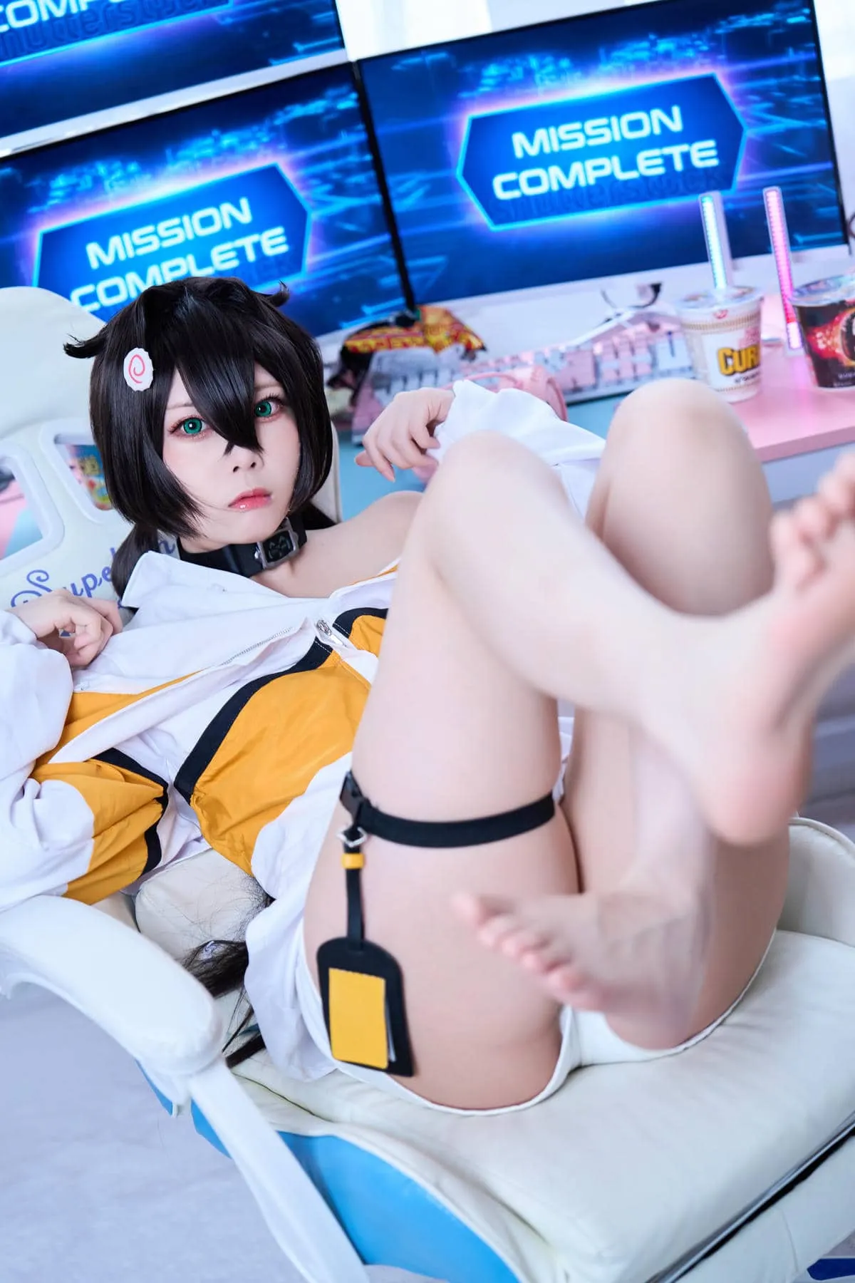 Maou Mo黑色短发白黄外套电子屏背景cosplay写真