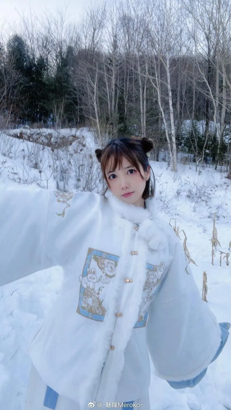 雪地白色披风造型，树林背景与半身近景