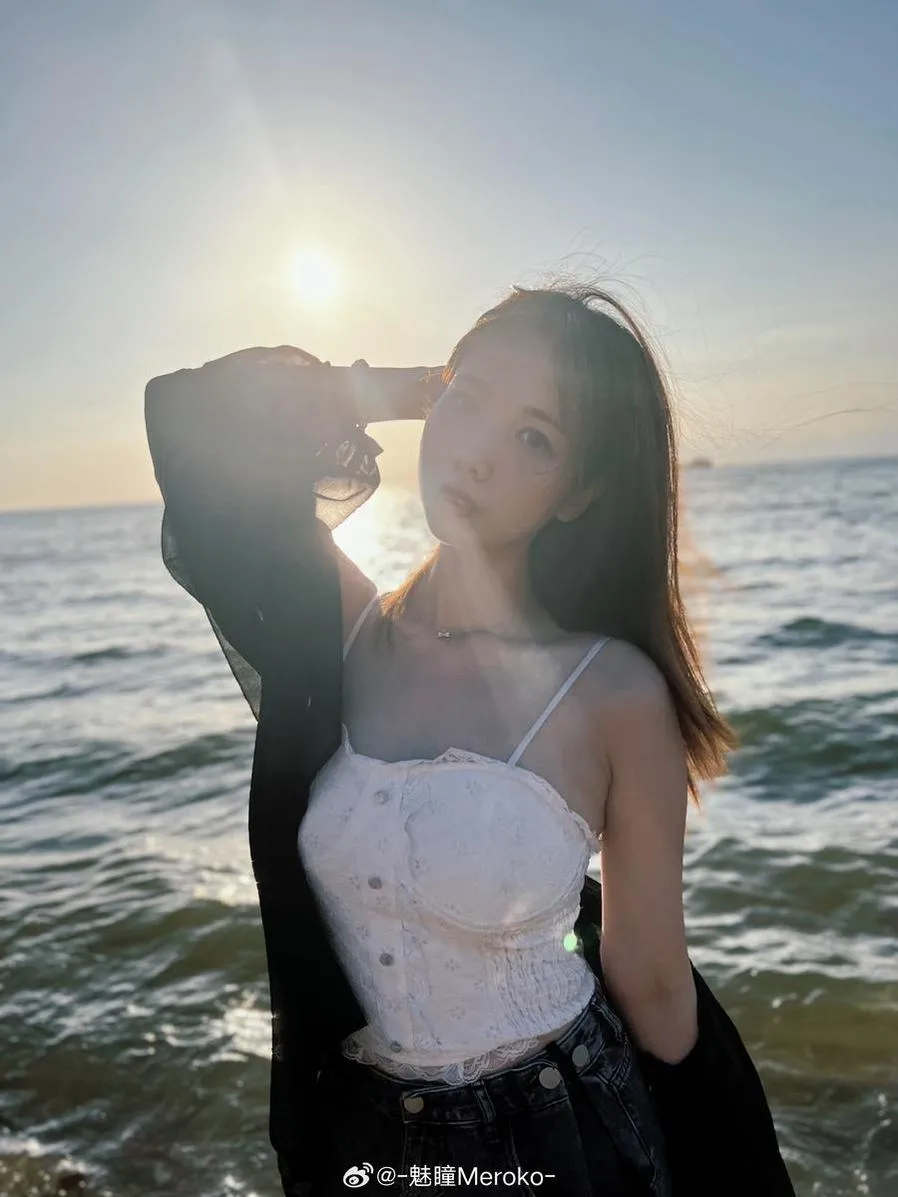 海边逆光写真造型，白色上衣与黑色外套