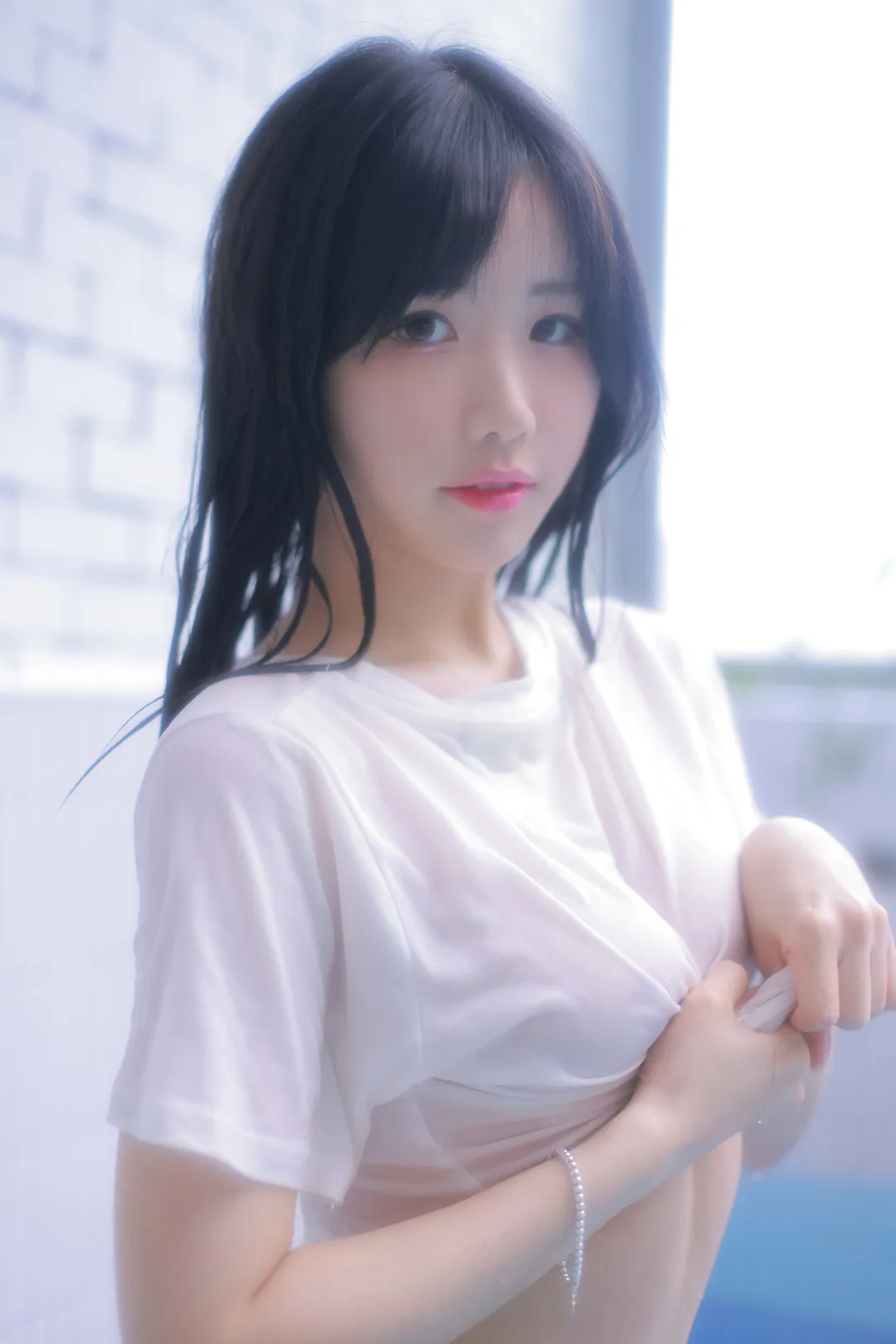 Monthly Addielyn黑色长发白色短袖上衣靠近明亮窗边