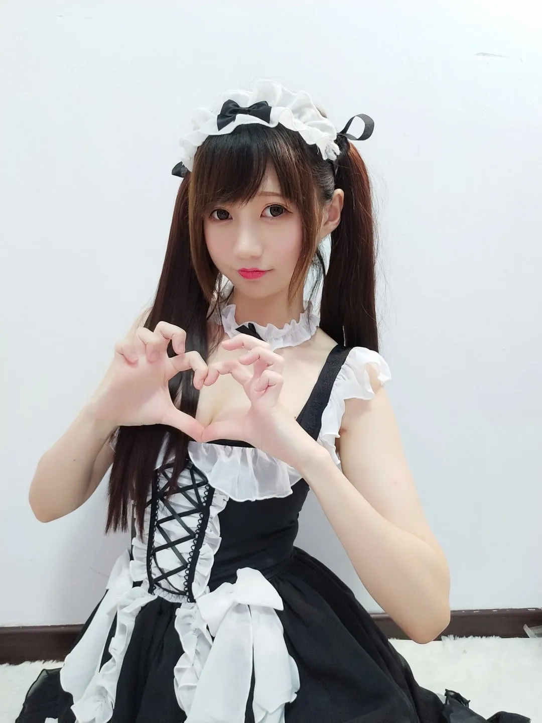 Nagisa魔物喵黑白女仆近景手势写真
