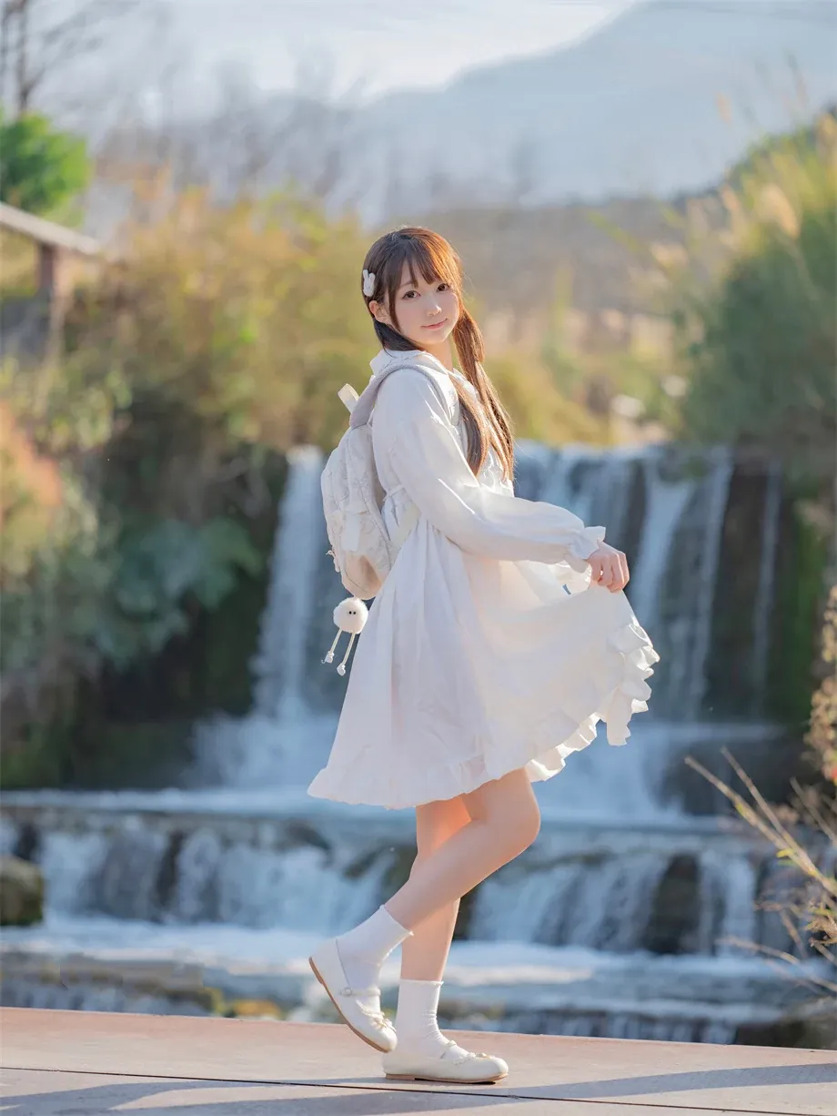Nagisa魔物喵白裙溪边外景写真