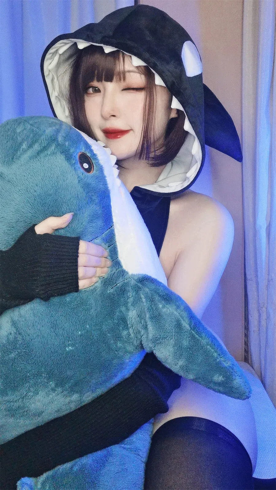 Natsuko夏夏子蓝色鲨鱼帽抱偶造型写真