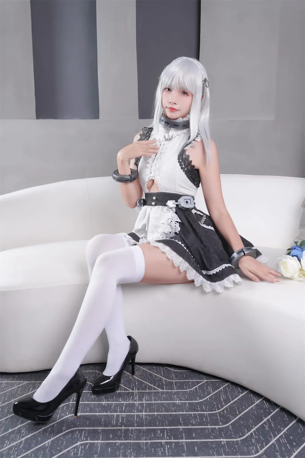 Neko薇薇黑白女仆跪姿造型写真