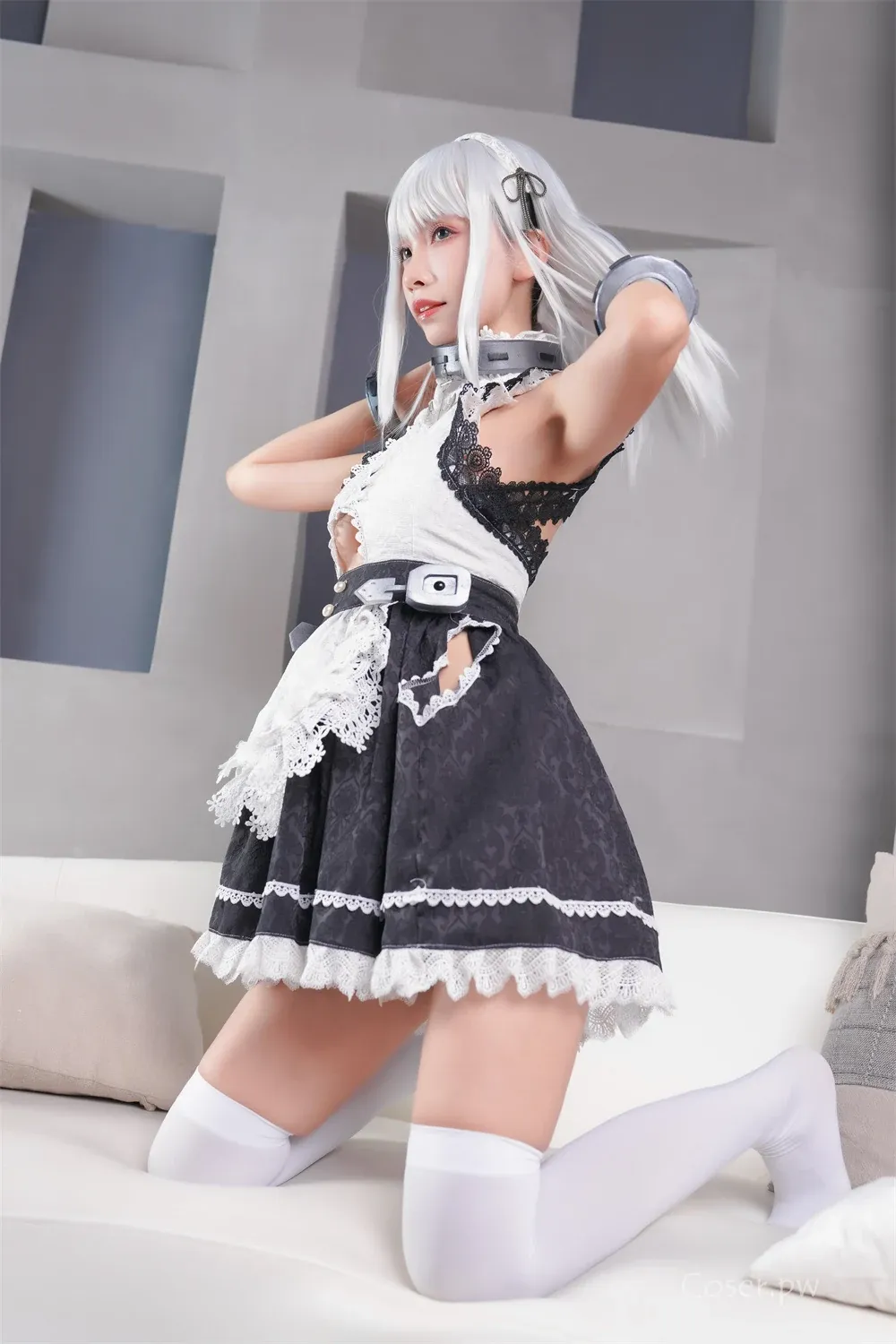 Neko薇薇银发女仆沙发坐姿写真