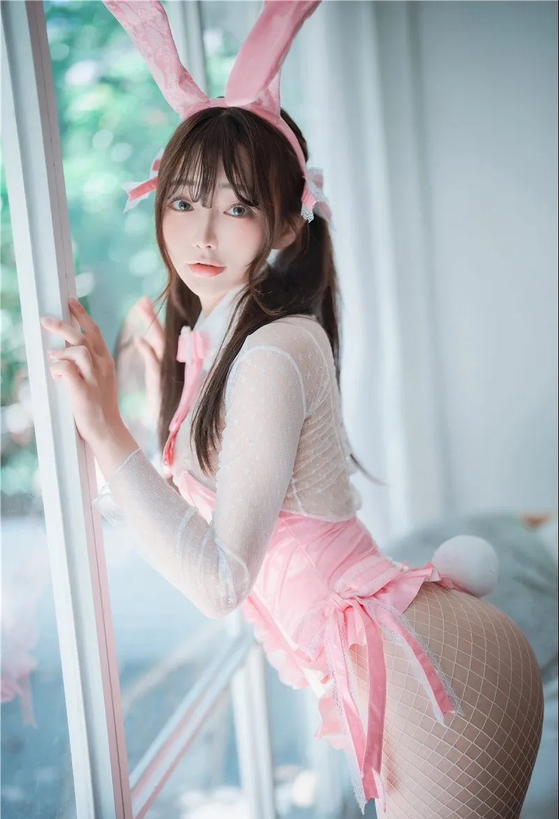 Newbom戴粉色兔耳在窗边侧身扶窗框的写真