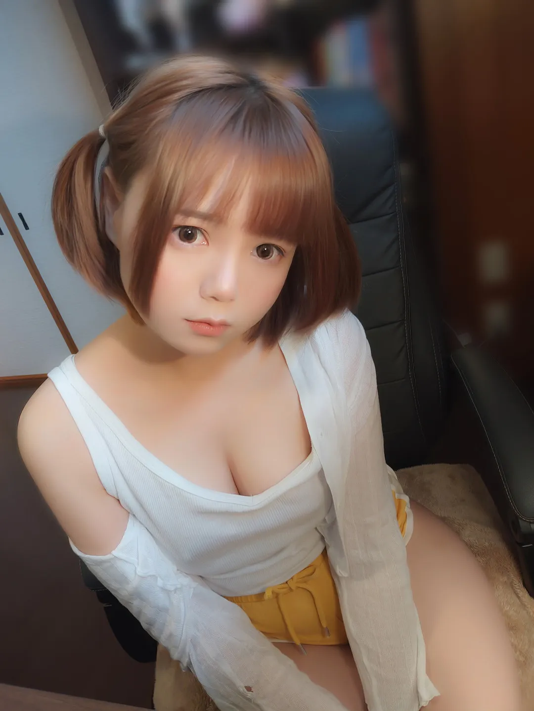 Nikumikyo（きょう肉肉）浅棕短发穿白色针织上衣坐在黑色椅子上的写真