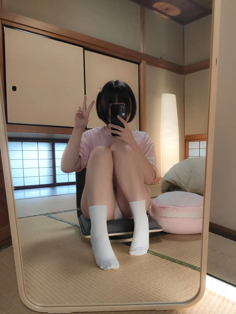 Nikumikyo（きょう肉肉）穿粉色上衣和白色袜子坐在和室镜前自拍