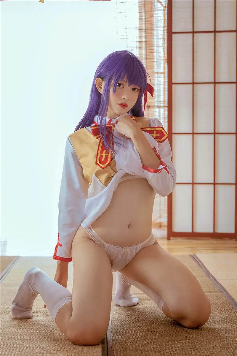 PingPing紫色长发穿白红角色服跪坐在和室榻榻米上的cosplay写真