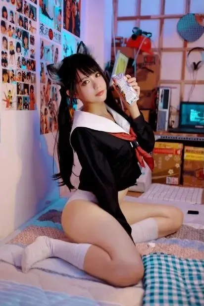 PingPing穿黑色水手服坐在卧室床铺上手持饮料盒的写真