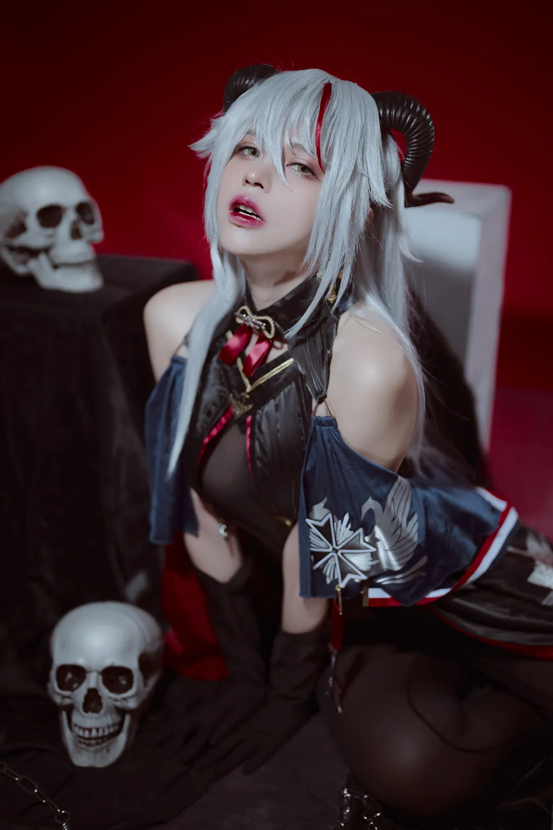 PingPing白发戴黑色羊角穿暗色角色服靠近骷髅道具的cosplay写真