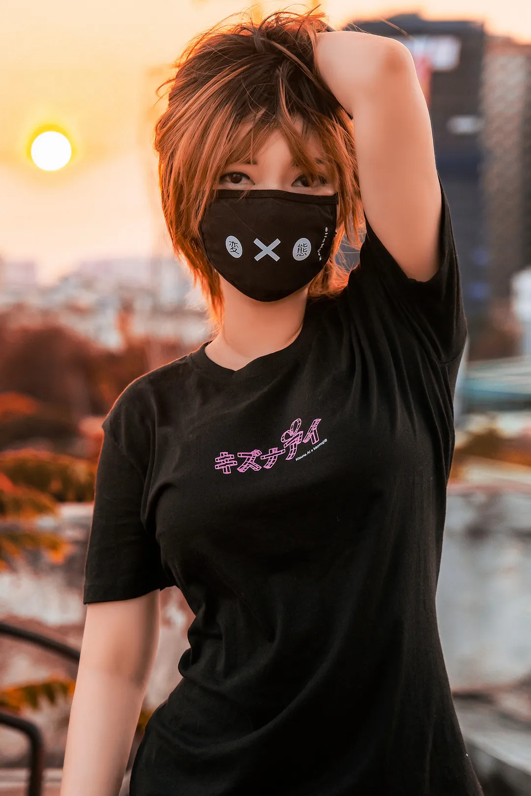 PotatoGodzilla短棕发戴黑色口罩穿黑色T恤站在夕阳城市背景前的写真