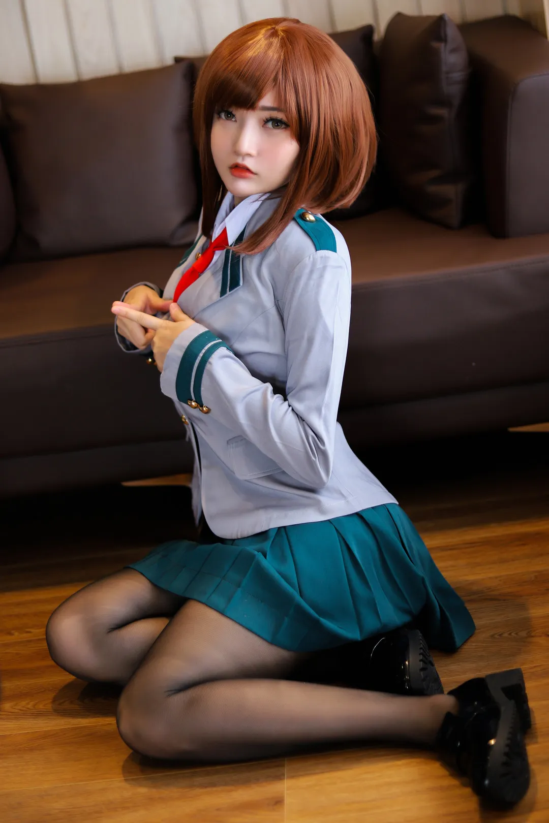 PotatoGodzilla浅棕短发穿灰白制服和绿色百褶裙坐在室内木地板上的cosplay写真