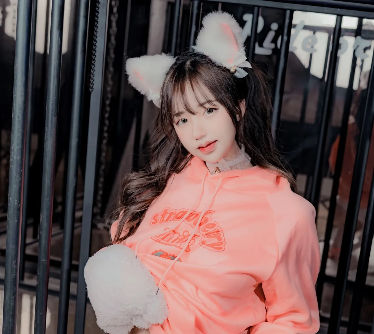 PUSSYLET Cony 黑色双马尾白色猫耳与粉色连帽衫写真