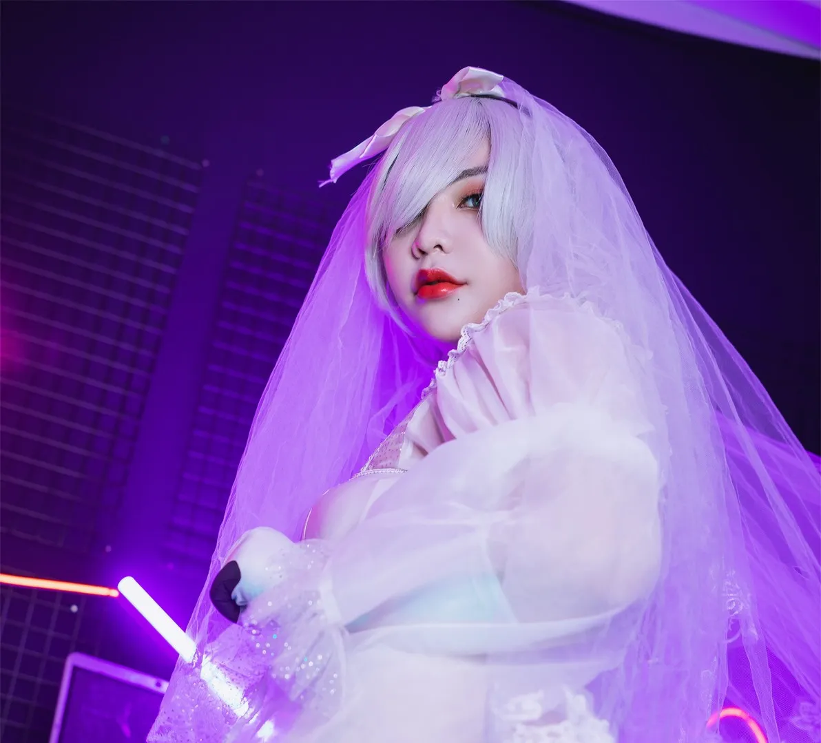 白色头纱、白色蓬袖服饰和紫色灯光下的 cosplay 写真