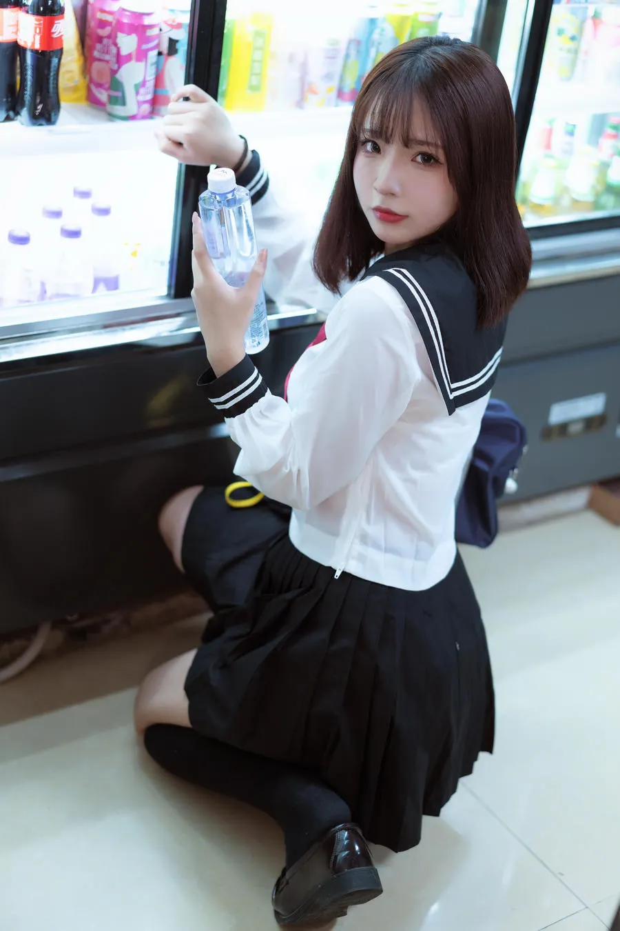 yuuhui玉汇白黑水手服在便利店窗边坐姿回看的写真图