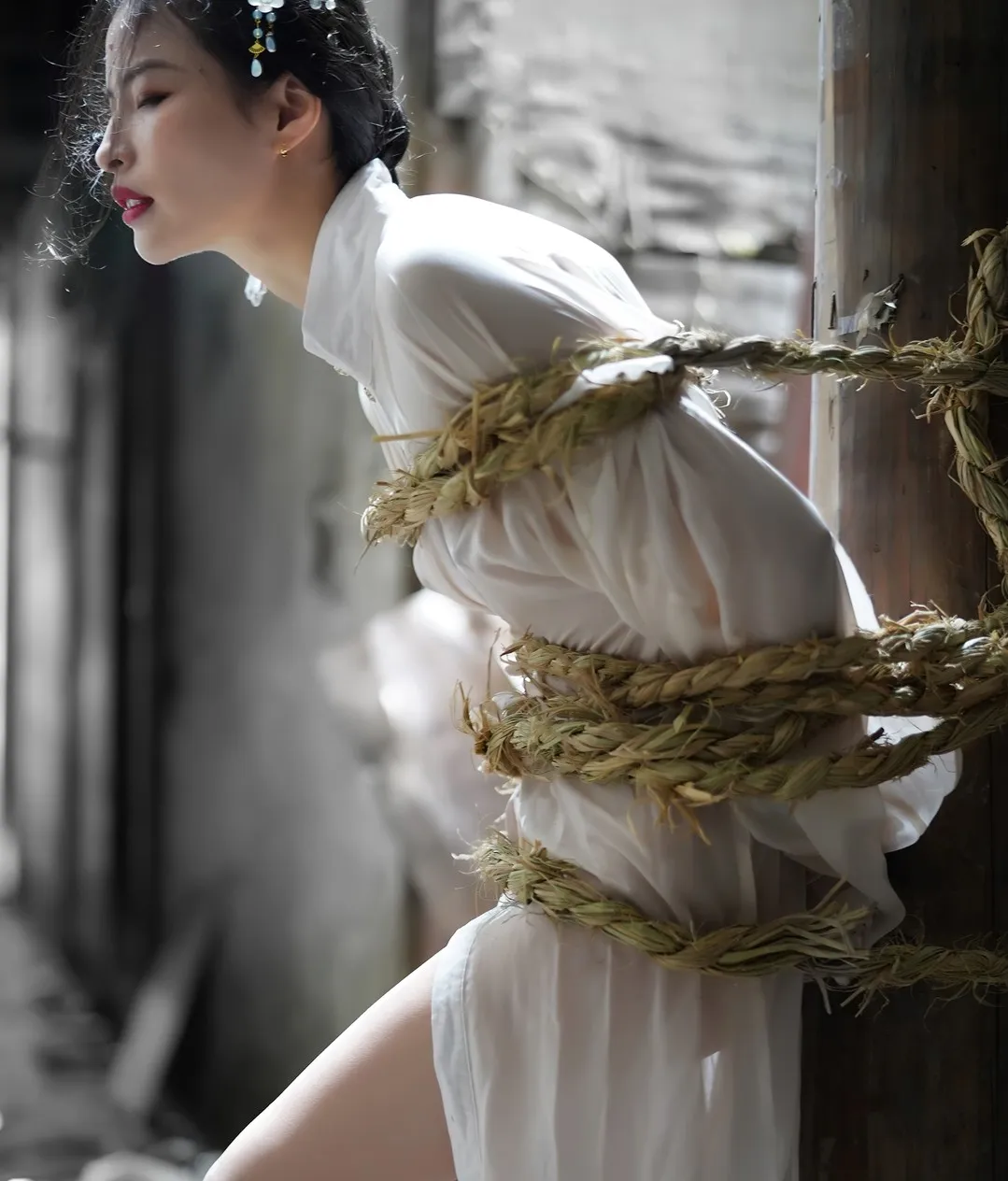 SH678 白衣盘发草绳缠绕旧屋古风写真