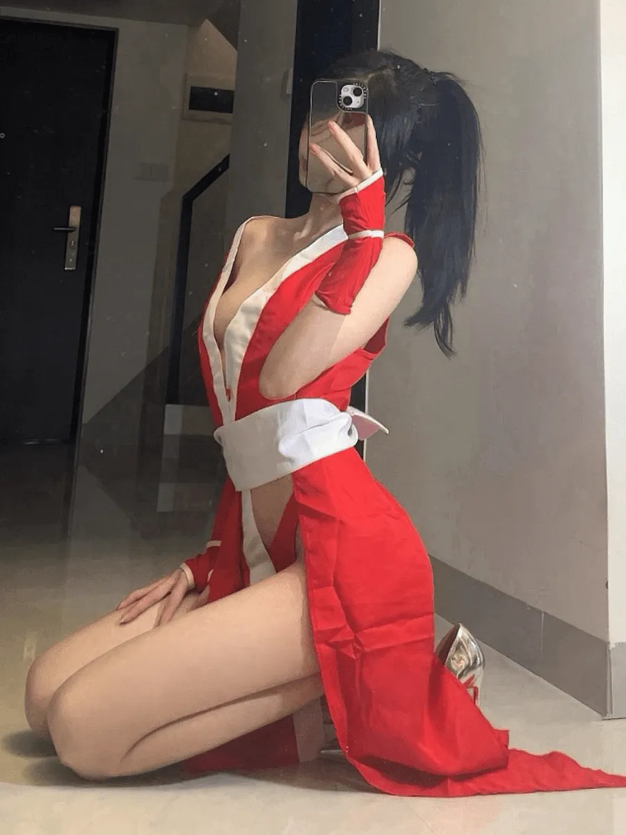 抖音女刺客深色高马尾红白拼色服饰镜面自拍写真