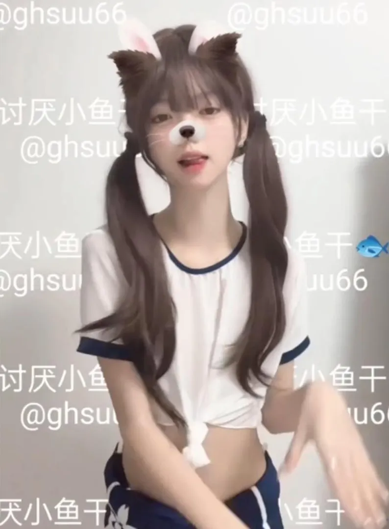 讨厌小鱼干双马尾白色短上衣深色短裤室内写真