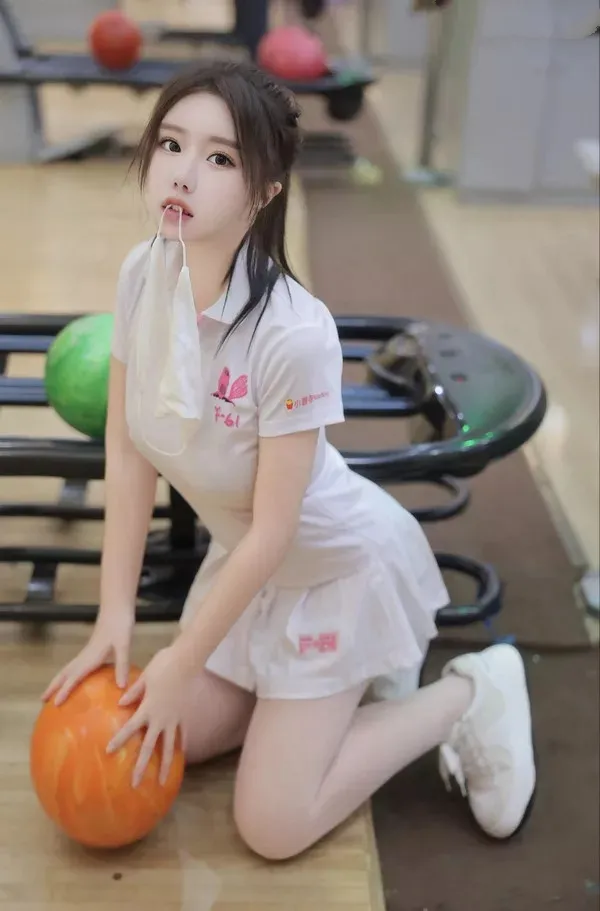 小薯条nienie长发白色运动服保龄球馆跪姿写真