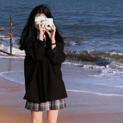 nide_xiaogou黑发黑色外套灰格裙海边相机遮脸写真