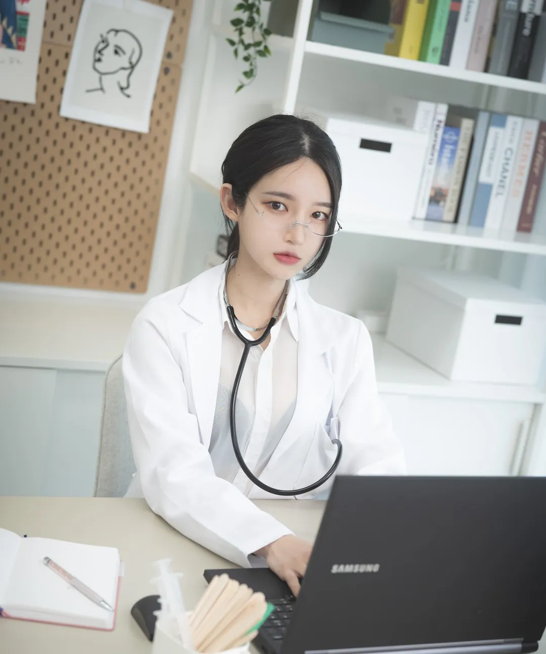Yeha(예하) 穿白大褂戴细框眼镜坐在办公桌前使用笔记本电脑
