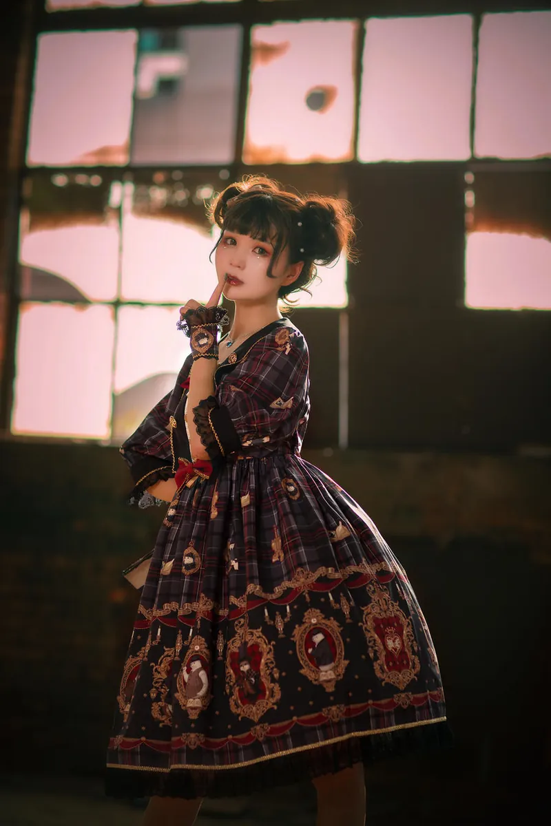 别拔虎牙穿复古格纹连衣裙站在旧窗前的cosplay写真