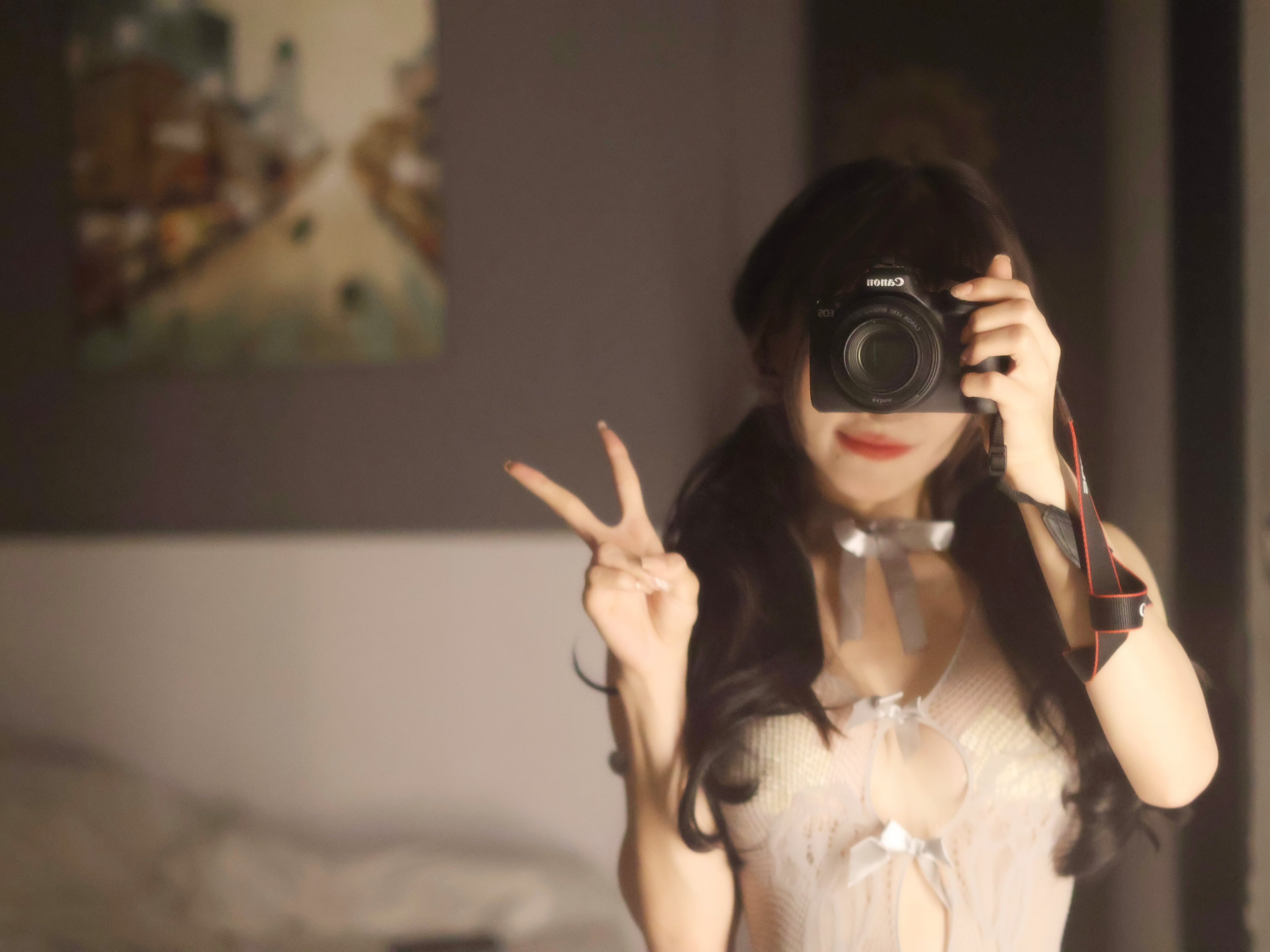 咪妮MiNimmm2006穿浅色服装在室内举相机自拍并比手势