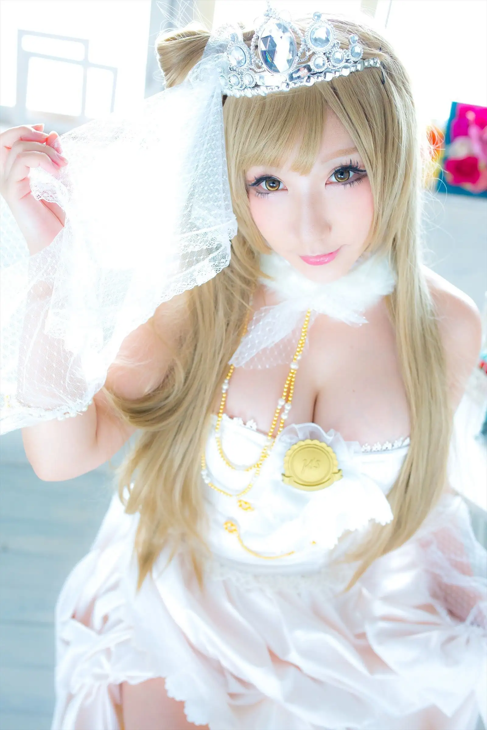 SAKU(サク) 金色长发白色皇冠头纱与白色服饰cosplay写真