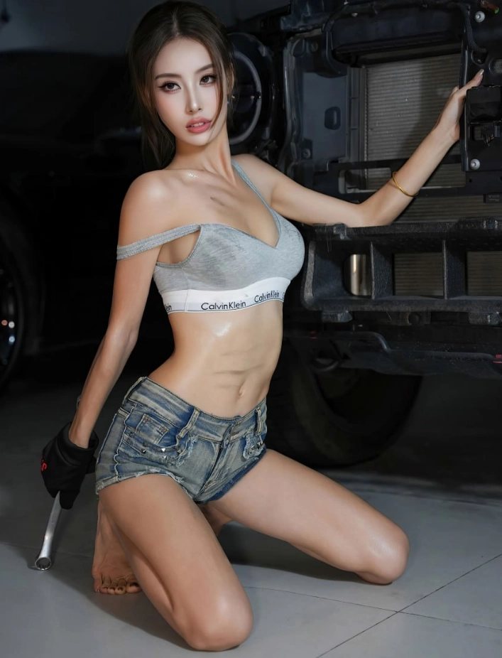 lingyu69长发灰色运动上衣牛仔短裤车库跪姿写真