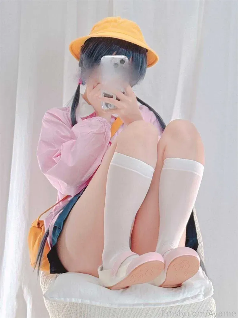 Ayame戴黄色帽子穿粉色上衣和白色长袜坐在椅子上的自拍写真