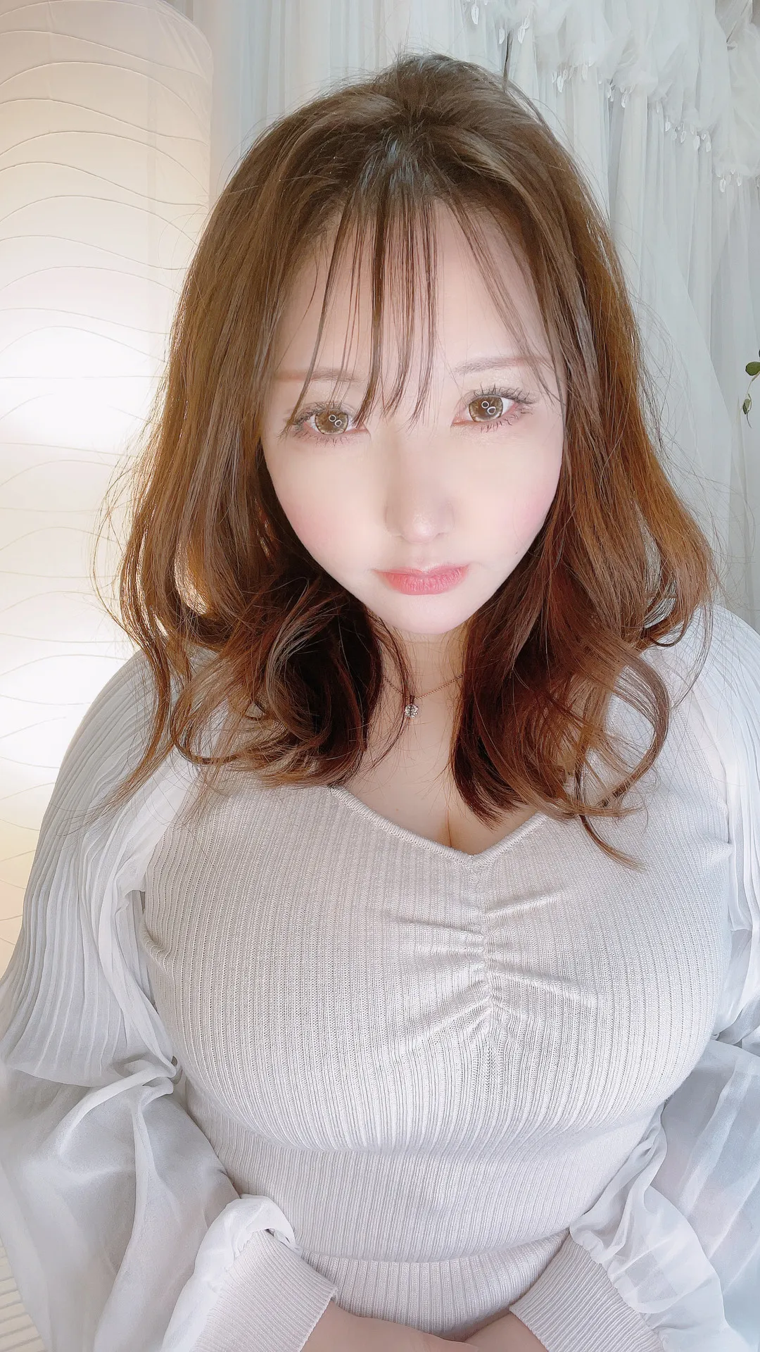 SAKU(サク) 棕色中长发白色针织上衣室内近景写真