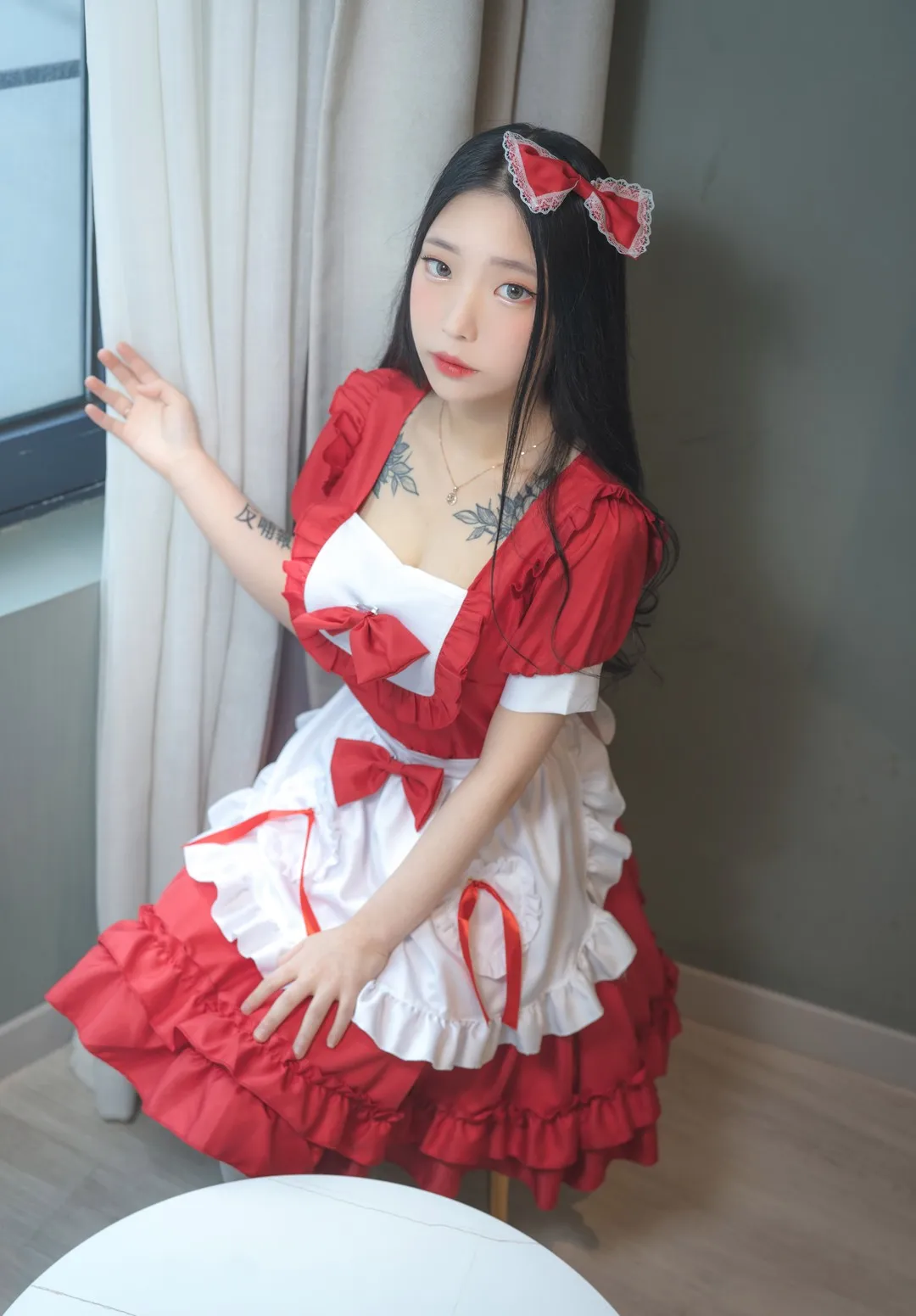 YeonHwa(연화) 穿红白蓬裙戴红色蝴蝶结坐在窗边