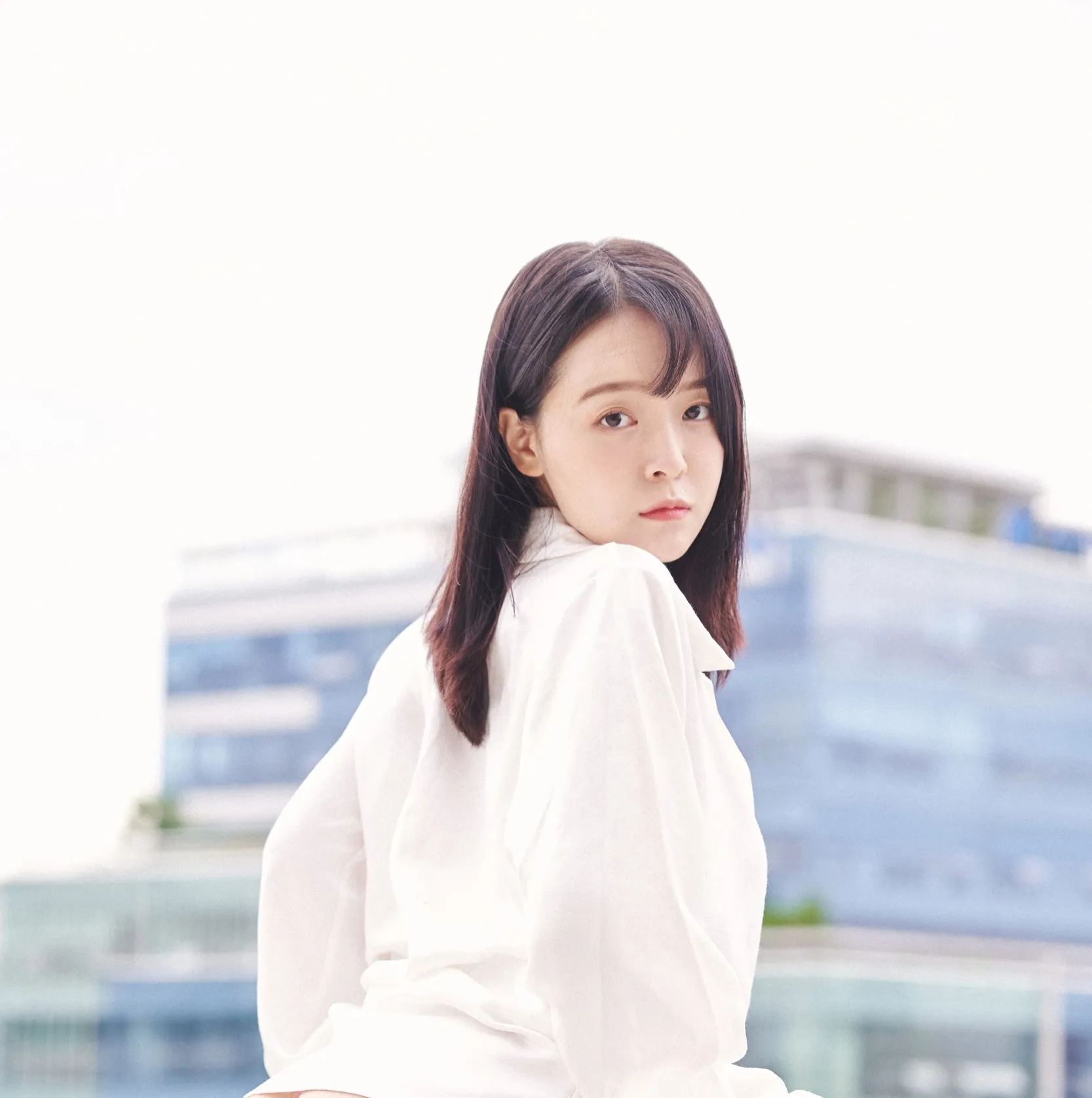 Espacia Korea白色衬衫回身姿态明亮外景写真