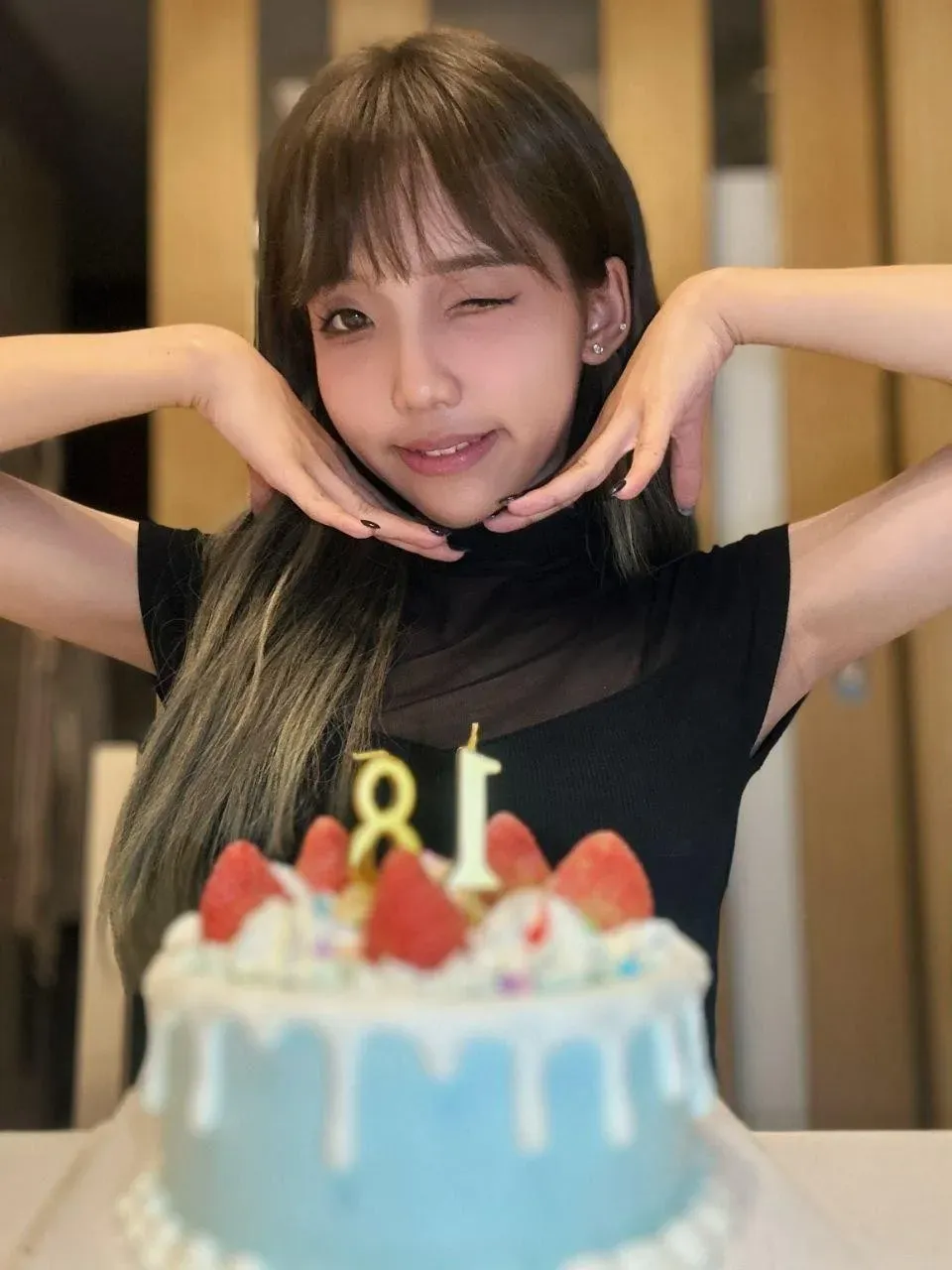 广深虾酱黑色上衣长发托腮生日蛋糕写真