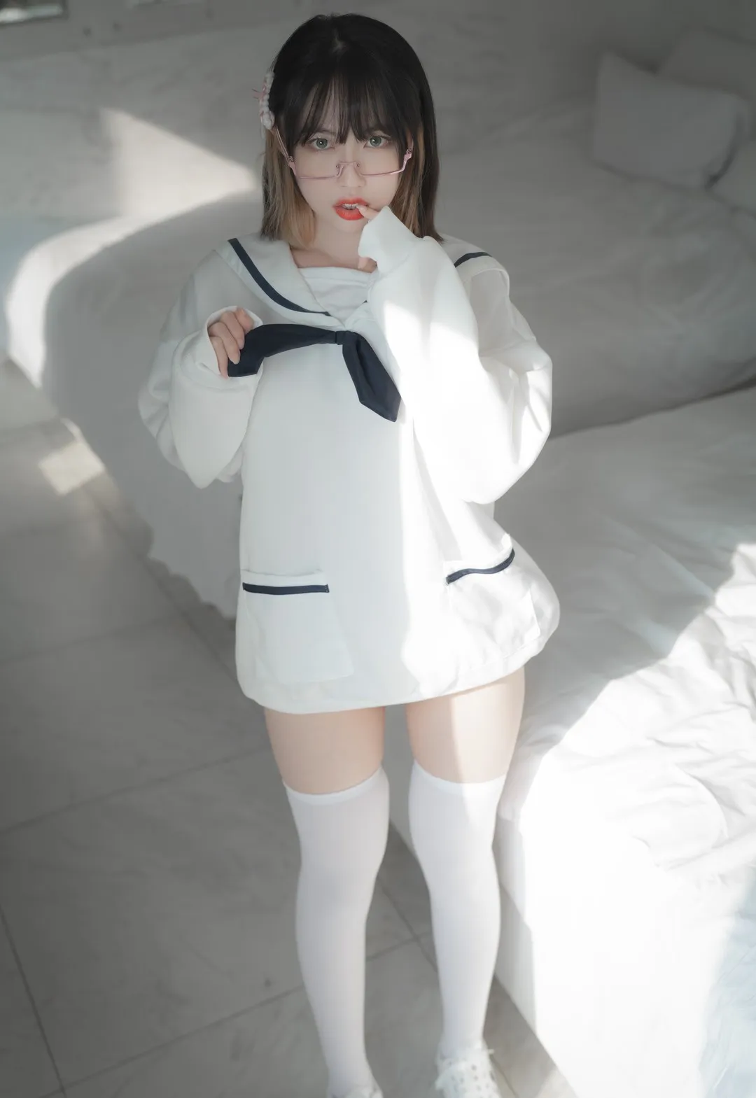 Uhye(이유혜)黑棕短发眼镜白色海军领上衣床边写真