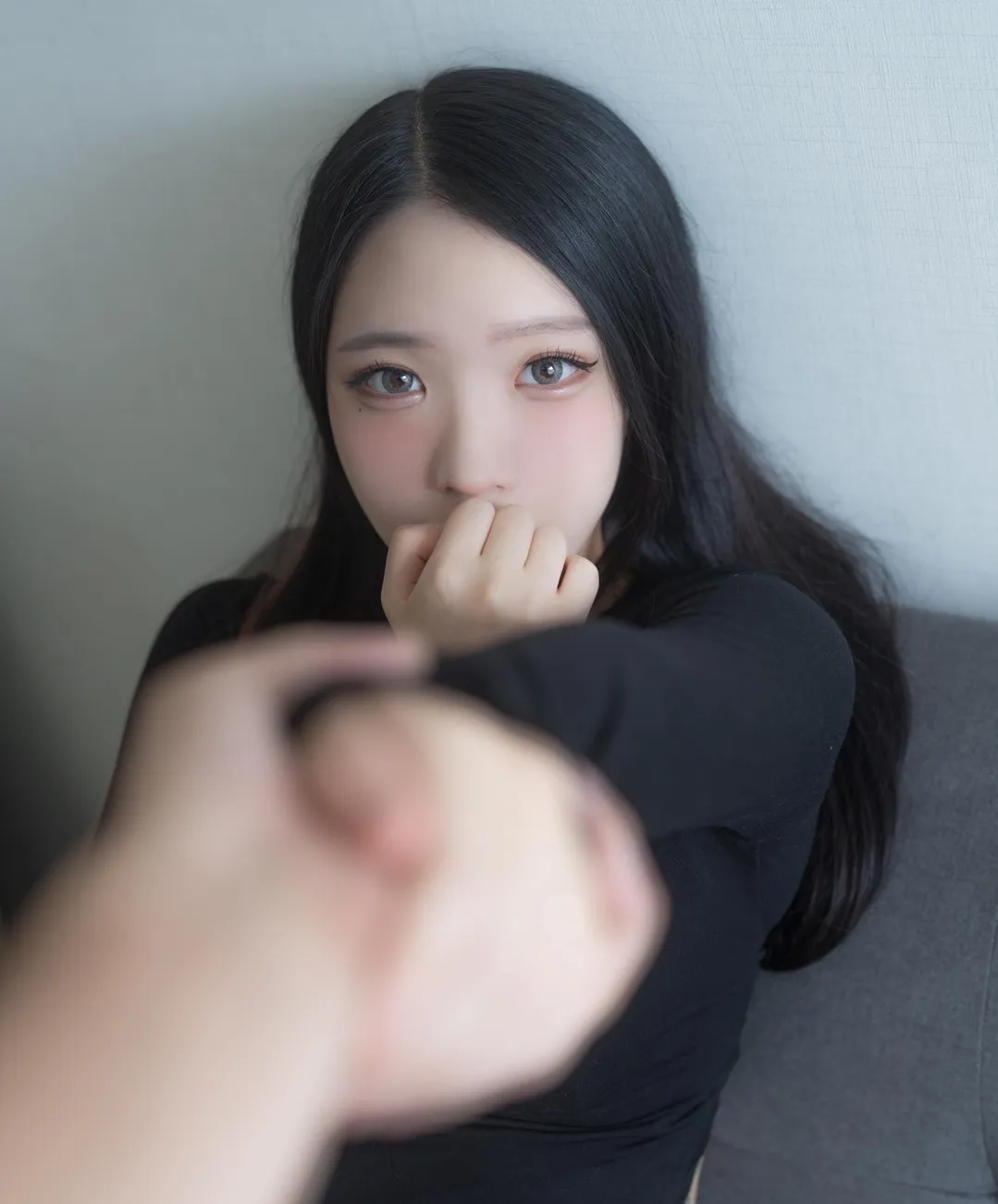 YeonHwa(연화) 穿黑色上衣靠在灰色沙发前做近景姿势