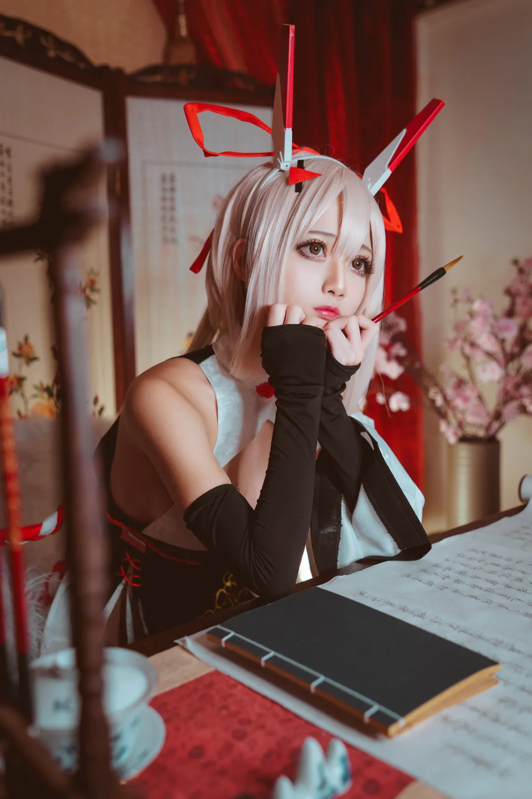 沖田凛花rinka白发角色造型坐在桌前拿毛笔cosplay写真