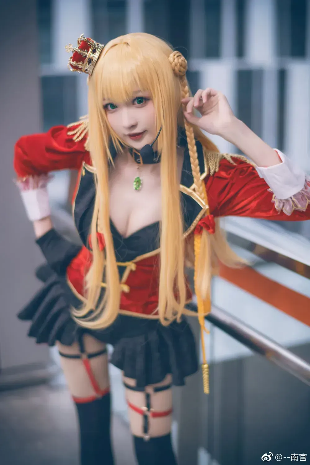 一千只猫薄禾金色长发红黑军装风栏杆背景cosplay