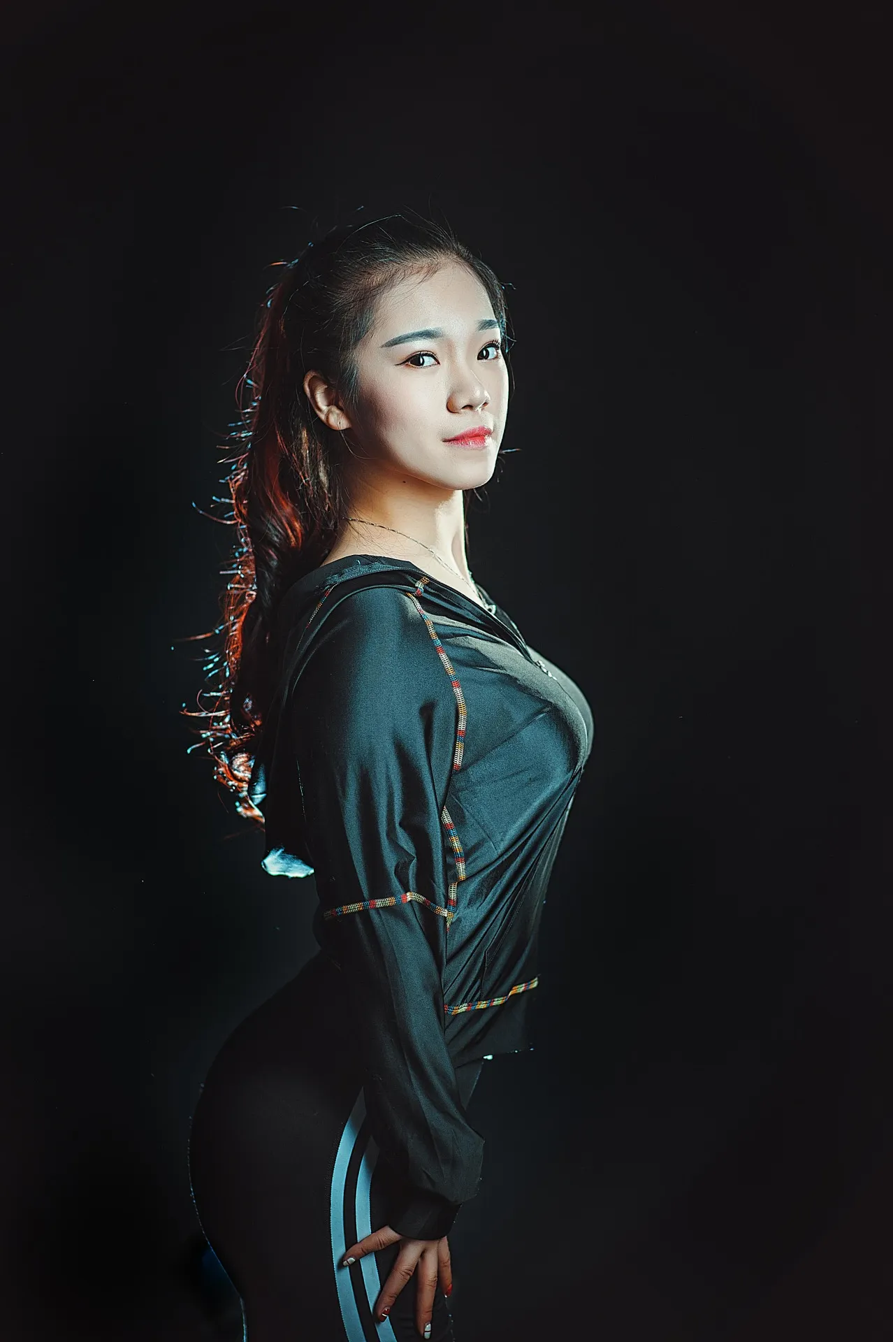 WANIMAL王动 黑色运动服侧身暗调棚拍人像