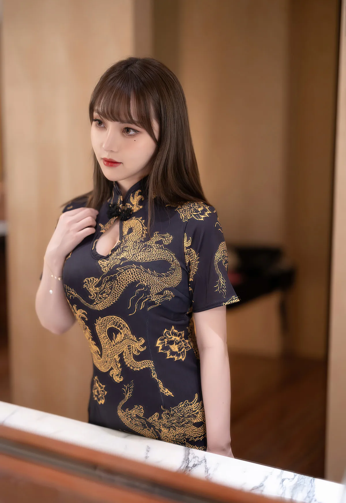 XIAOYU语画界长发刘海黑金旗袍室内写真