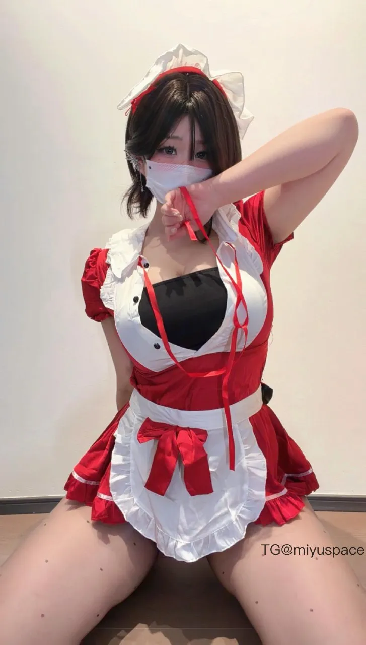 BT富儿红白女仆裙白色口罩地面坐姿写真