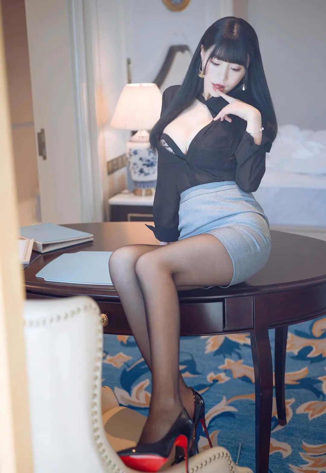 Huayang长发齐刘海黑色衬衫灰色短裙坐在圆桌边的写真预览