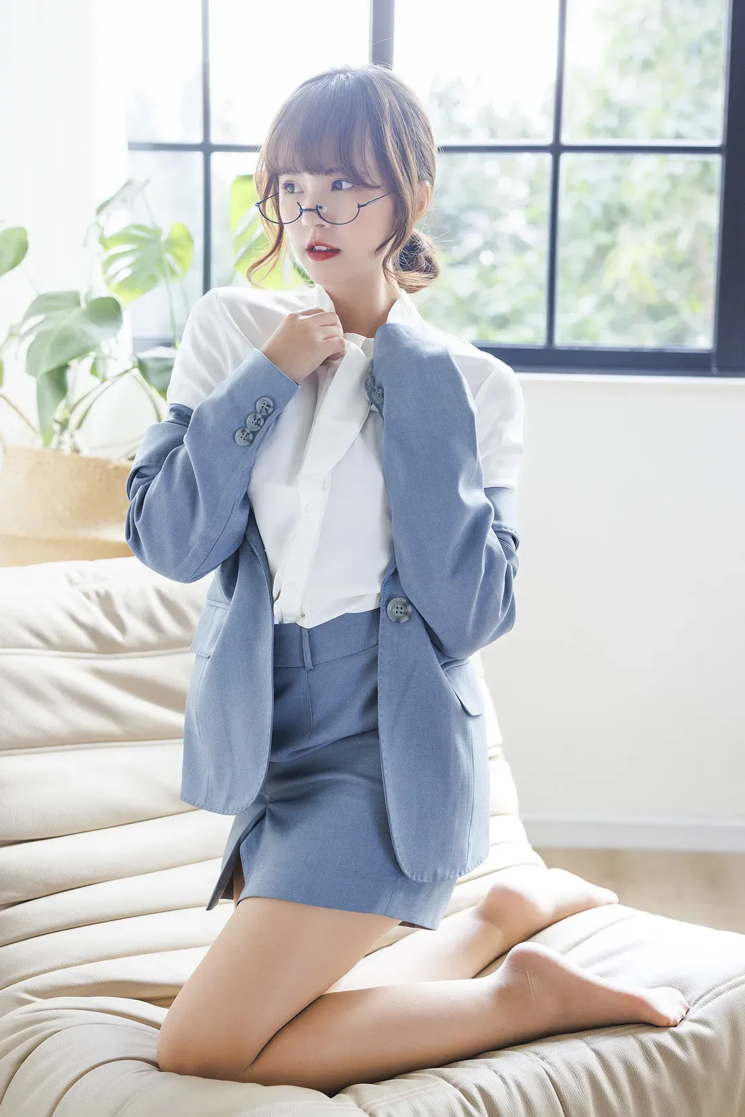 张思允Nice扎发戴眼镜穿蓝色套装跪坐在窗边沙发上